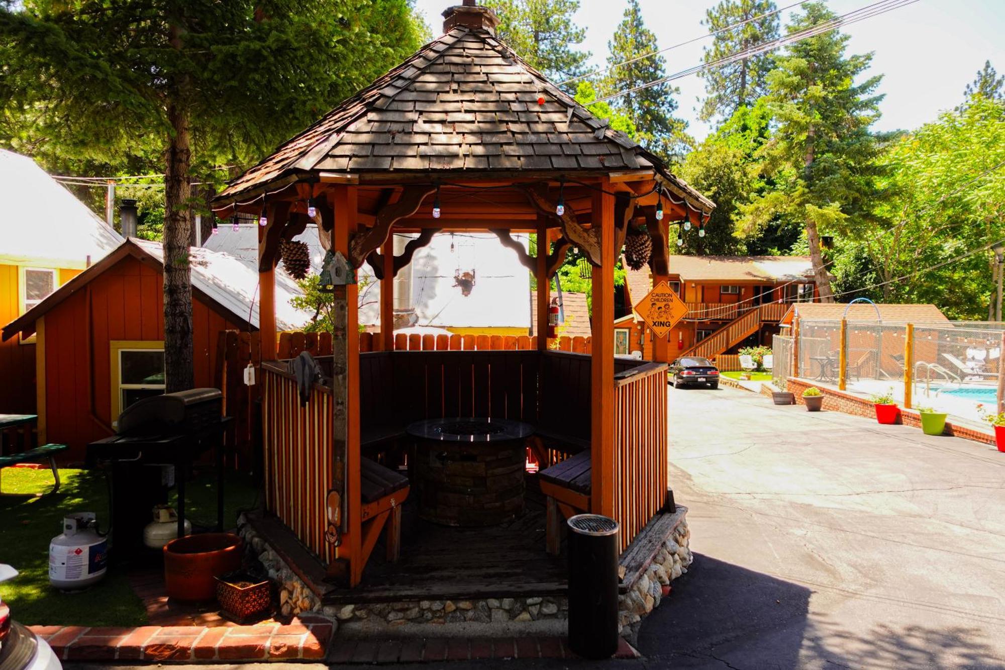 Sleepy Hollow Cabins & Hotel Crestline Eksteriør billede